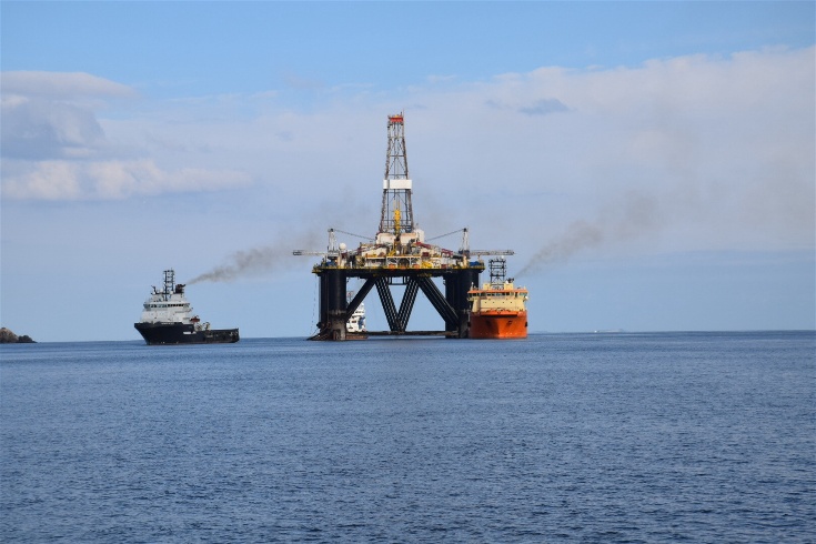 Sedco 714 leaving Nigg