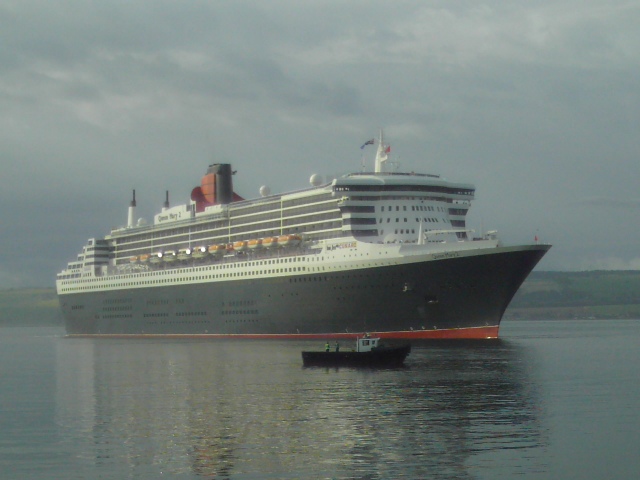 Queen Mary 2 arrives in the Firth