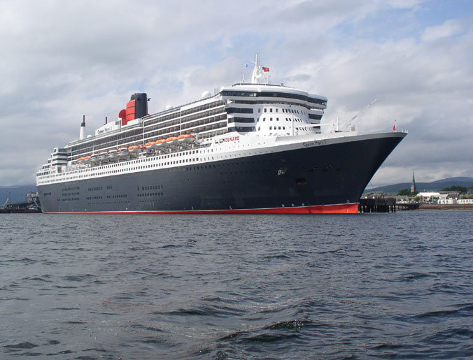 Queen Mary 2 from the starboard side