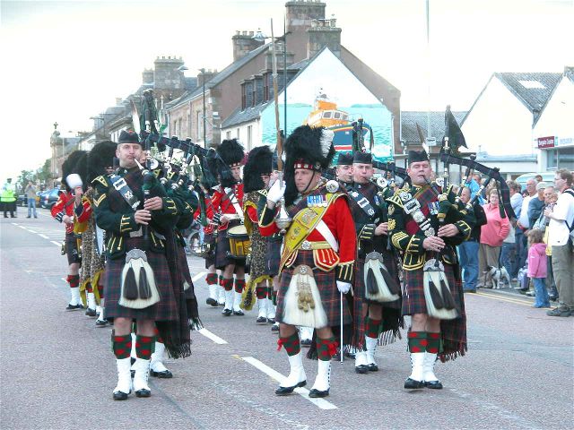 The Highlanders Pipe Band in the High Street
