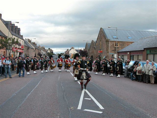 The Highlanders Pipe Band in the High Street
